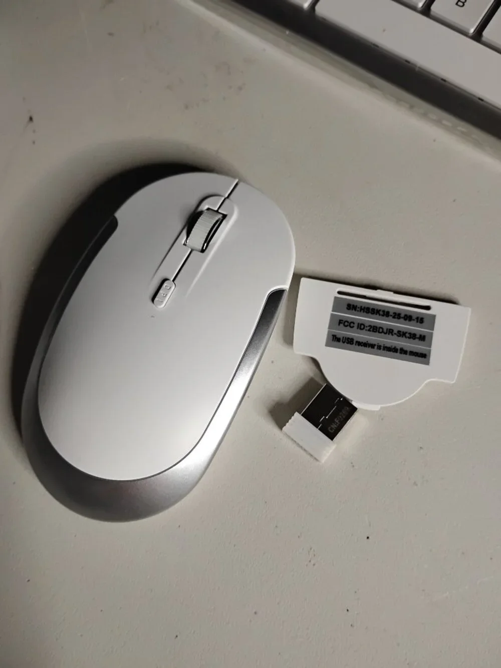 seenda Rechargeable Wireless Keyboard and Mouse Combo Silver and White